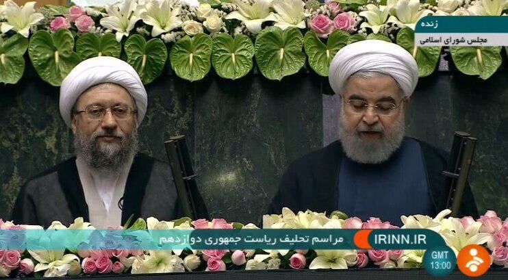 تصویری از روحانی در حال ادای سوگند