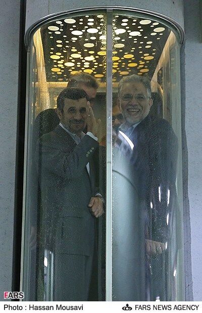 گیرکردن احمدی‌نژاد در آسانسور/تصاویر