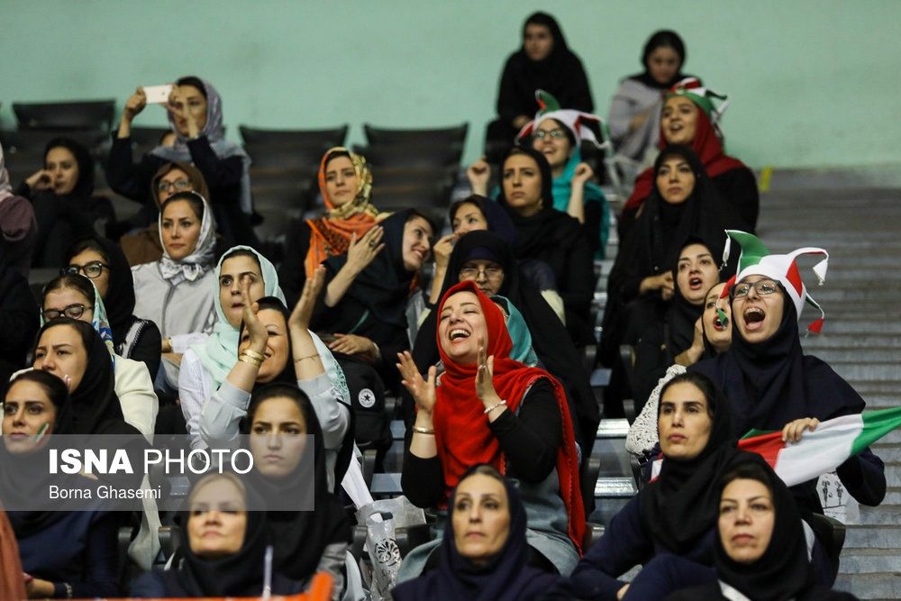 زنان تماشاگر والیبال درورزشگاه آزادی/تصاویر