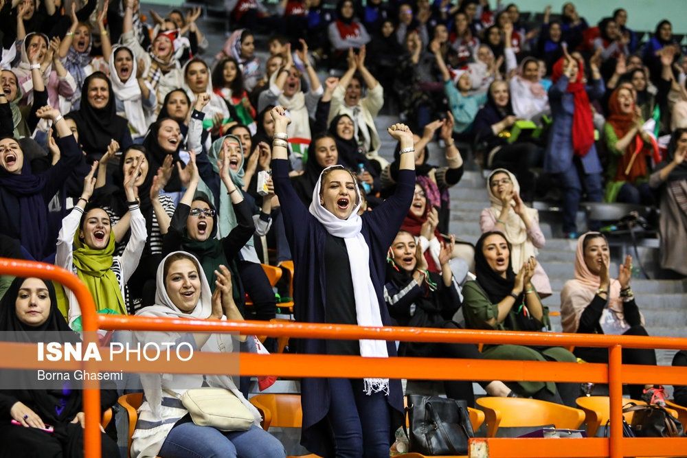 زنان تماشاگر والیبال درورزشگاه آزادی/تصاویر