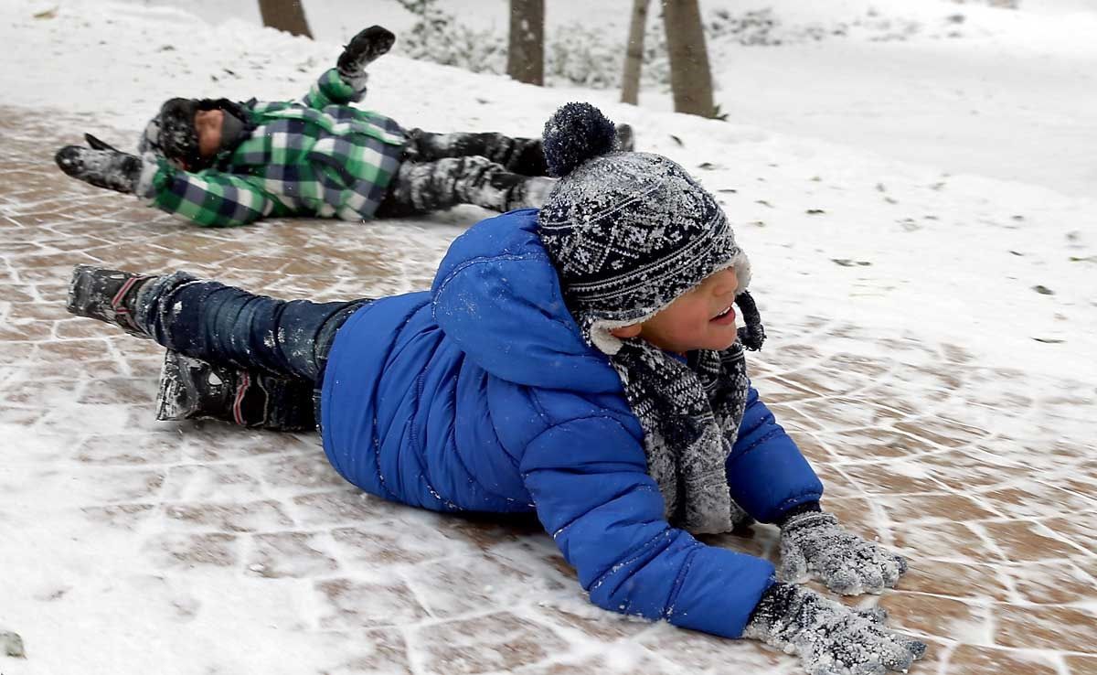 تصاویر برف بازی تهرانی‌ها در پارک قیطریه