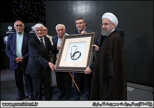 هدیه‌ پزشکان به روحانی/ عکس