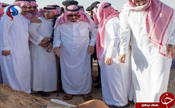 پادشاه عربستان به گورستان رفت+عکس
