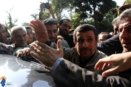 احمدی‌نژاد درمراسم تشییع شهدا/عکس