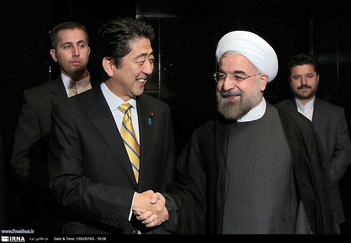 دیدار روحانی با نخست‌ وزیر ژاپن/عکس