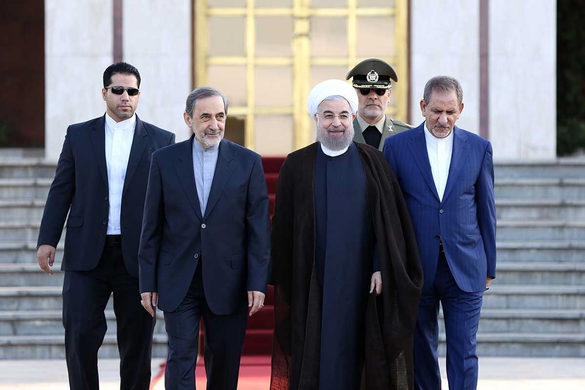 بدرقه روحانی در فرودگاه/تصاویر