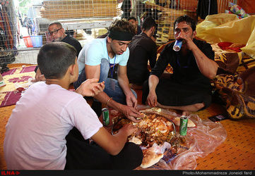 آماد سازی غذای زائرین اربعین در کربلا/تصاویر