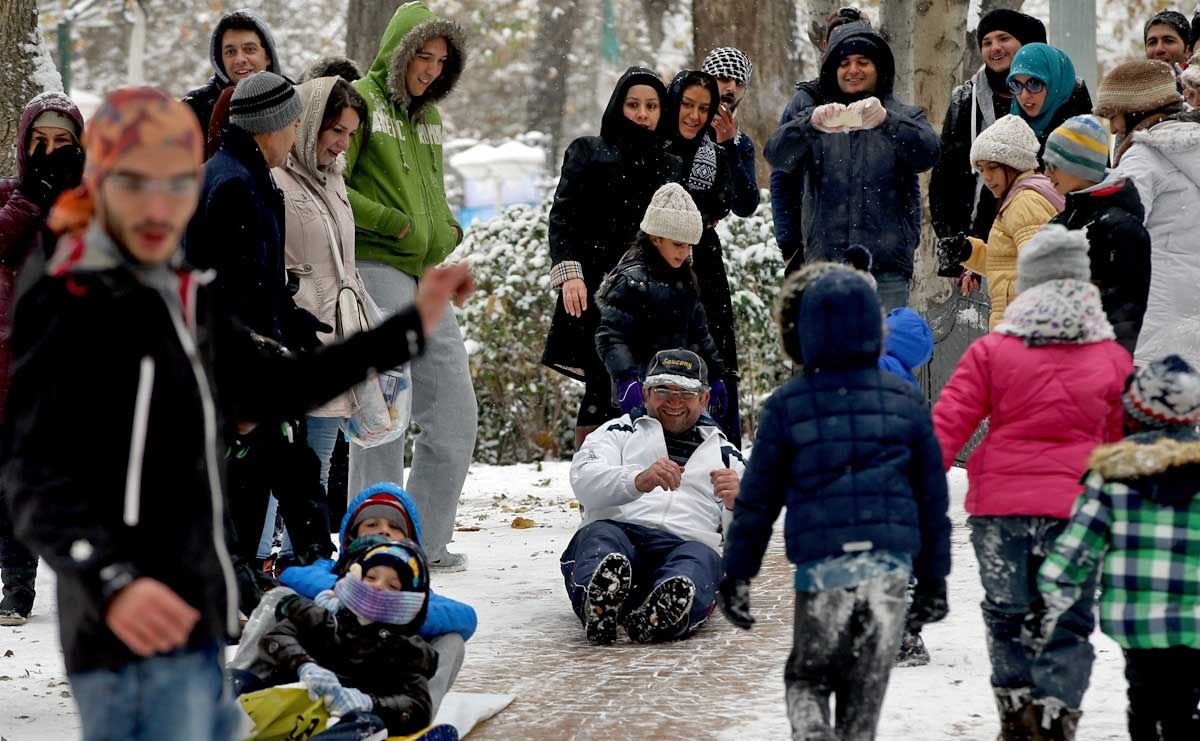 تصاویر برف بازی تهرانی‌ها در پارک قیطریه