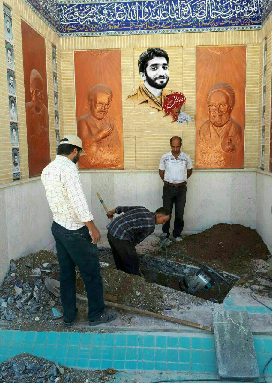 عکسی از آماده‌ سازی قبر شهید حججی