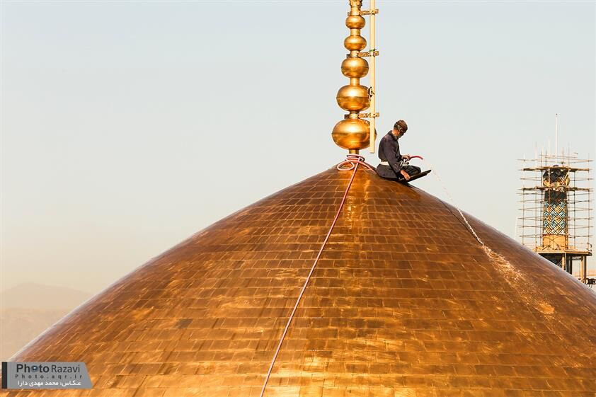 شستشوی گنبد منور رضوی+تصاویر