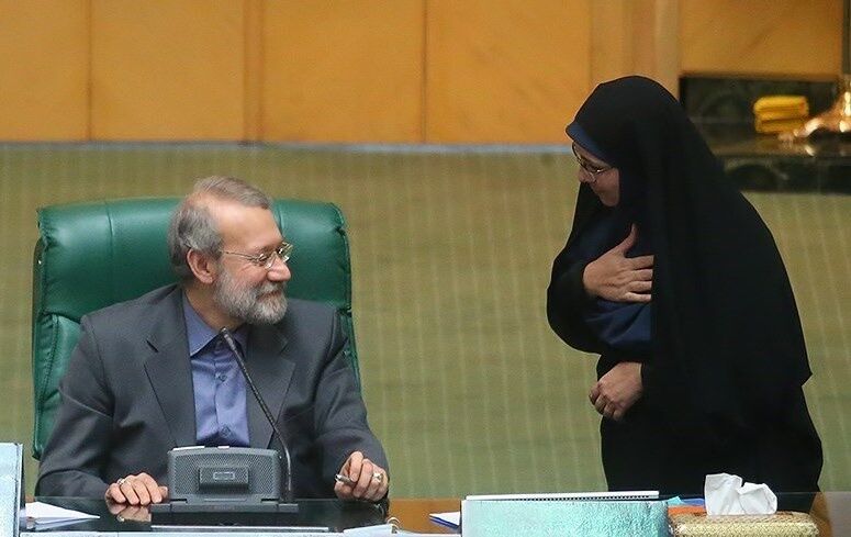 لاریجانی در میان حلقه تبریک نمایندگان