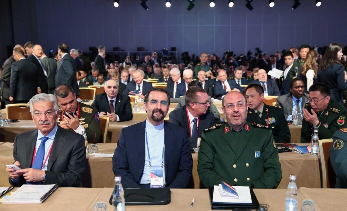 وزیر دفاع در جمع همتایانش /عکس