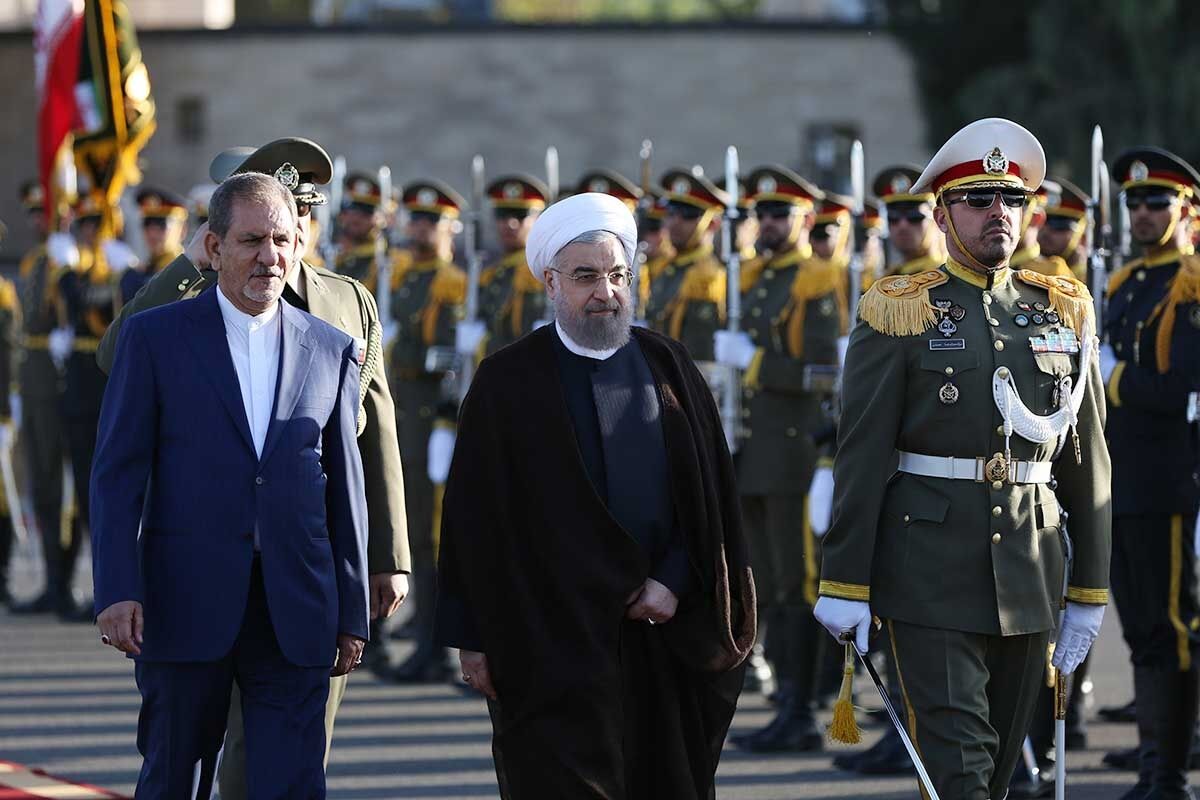بدرقه روحانی در فرودگاه/تصاویر
