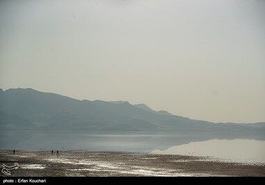 دریاچه ارومیه سرخ شد /تصاویر
