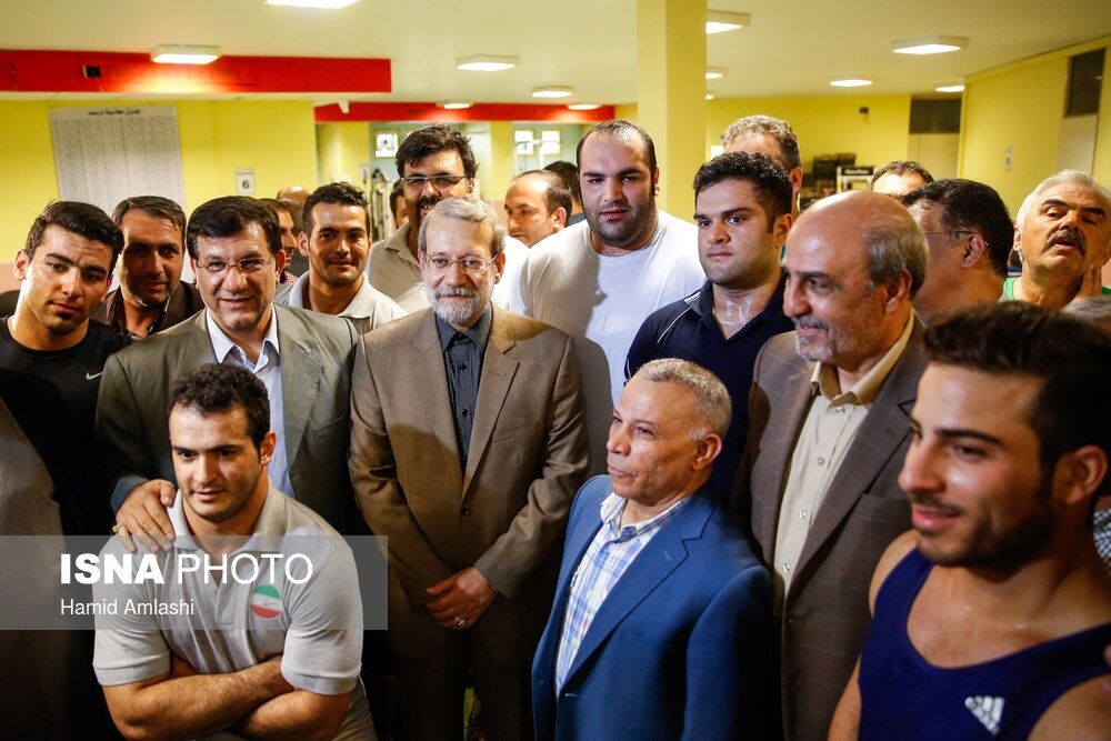 لاریجانی‌درکنارورزشکاران‌المپیکی/عکس