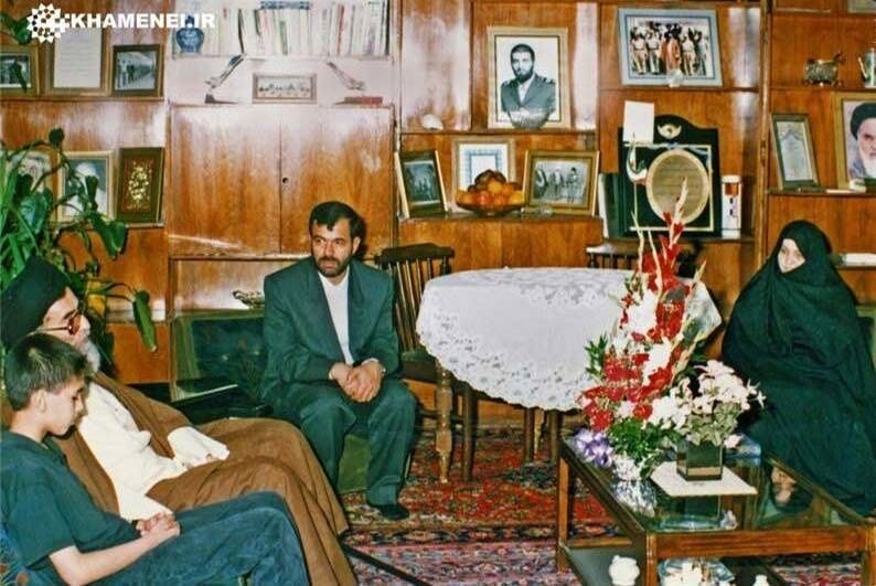 عکسی از رهبری در منزل شهید بابایی