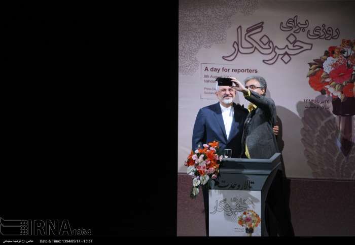 عکس سلفی با ظریف در روز خبرنگار