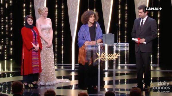 تصاویر شهاب حسینی در لحظه دریافت نخل طلای جشنواره کن