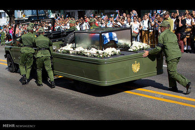 استقبال اهالی سانتیاگو از خاکستر کاسترو/تصاویر