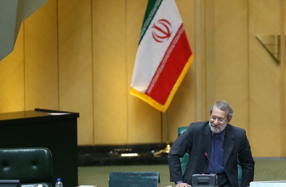 لاریجانی در میان حلقه تبریک نمایندگان