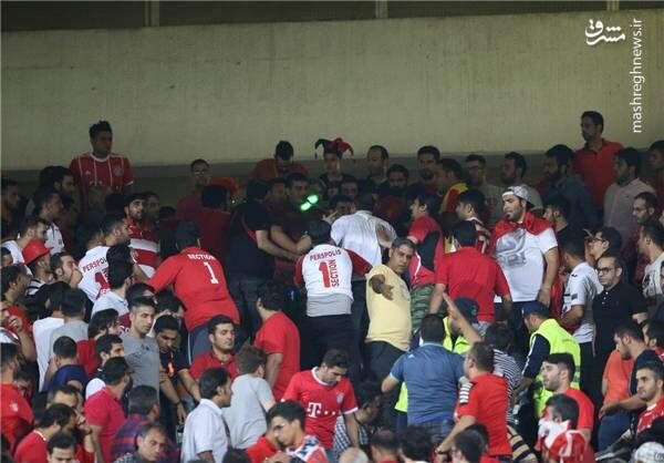 درگیری بین تماشاگران پرسپولیس/عکس