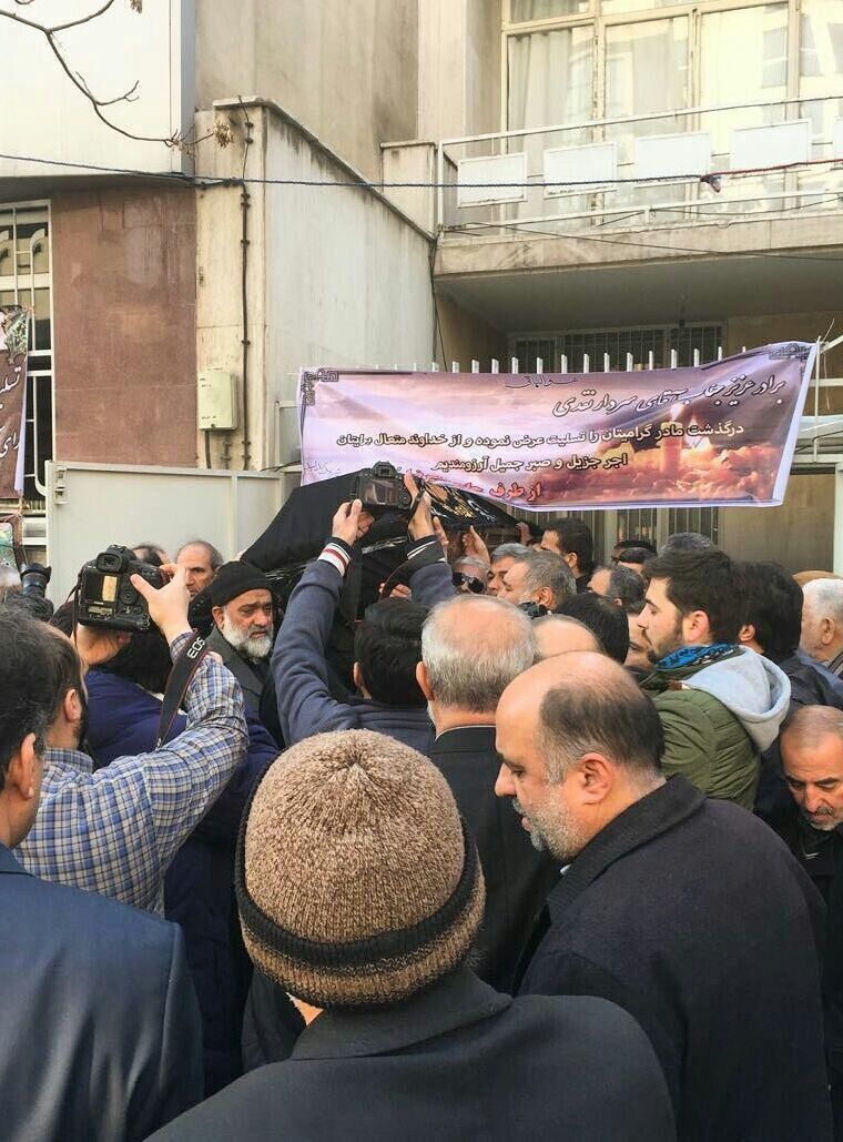 سردار نقدی زیر تابوت مادرش/عکس