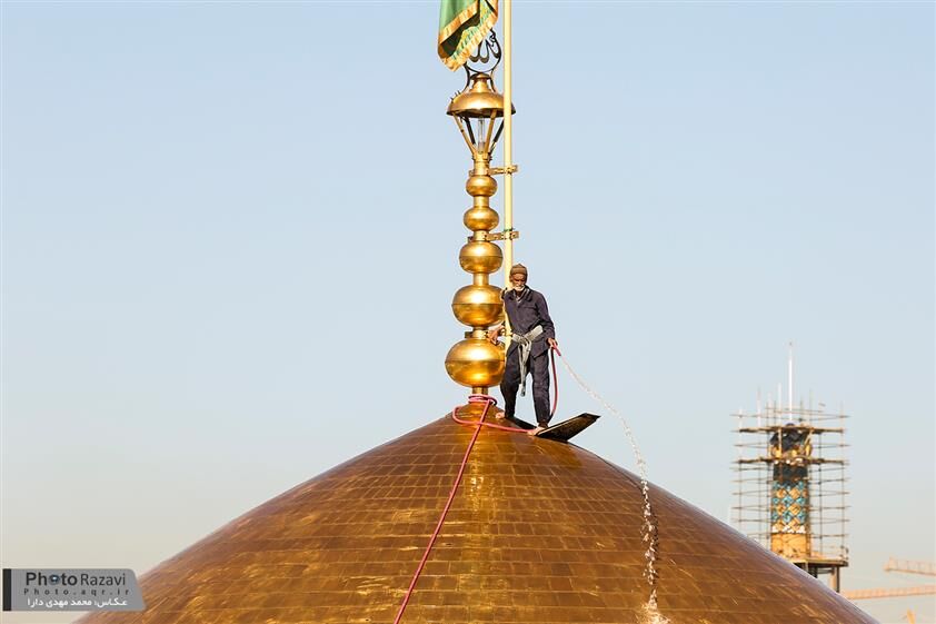 شستشوی گنبد منور رضوی+تصاویر