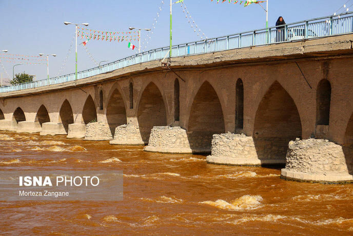 تصاویری از سرخ شدن آب زاینده رود