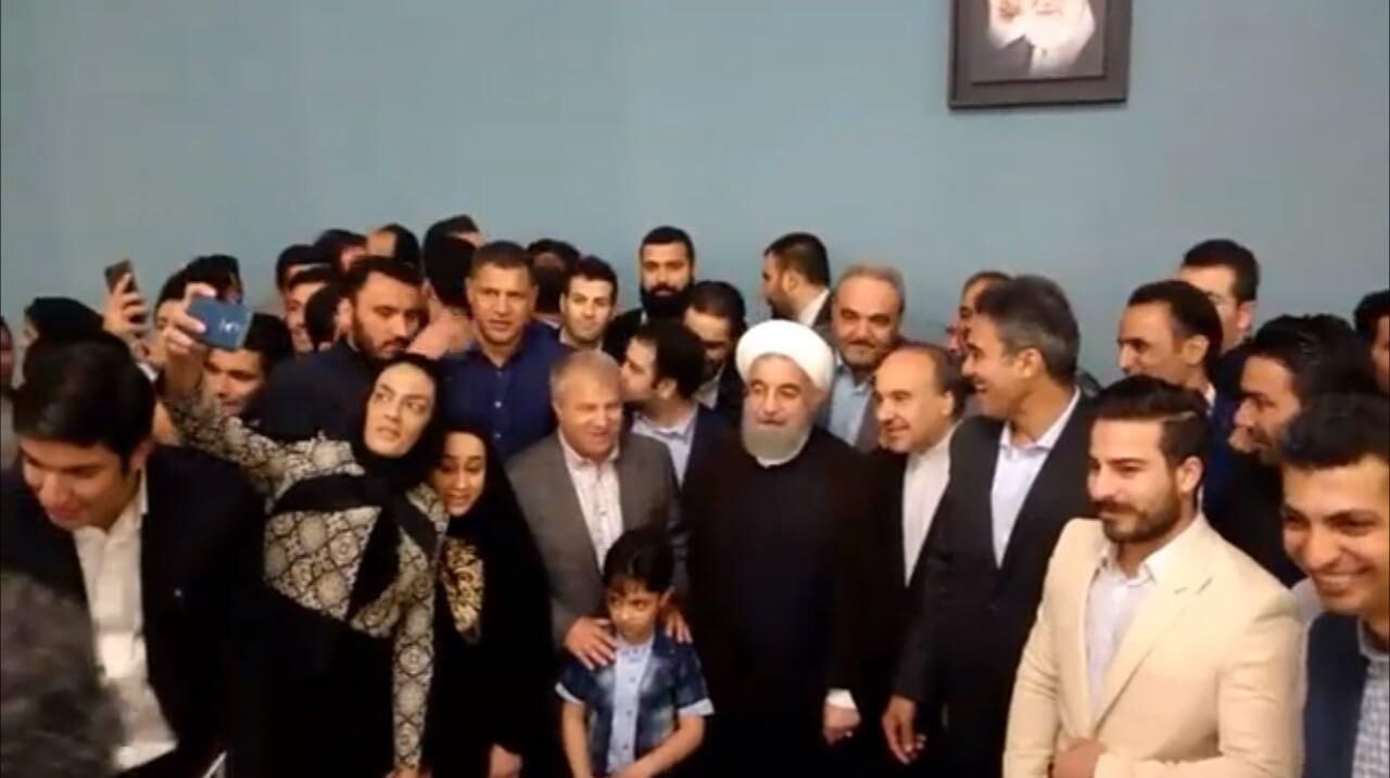 عکس یادگاری قهرمانان ورزشی با روحانی