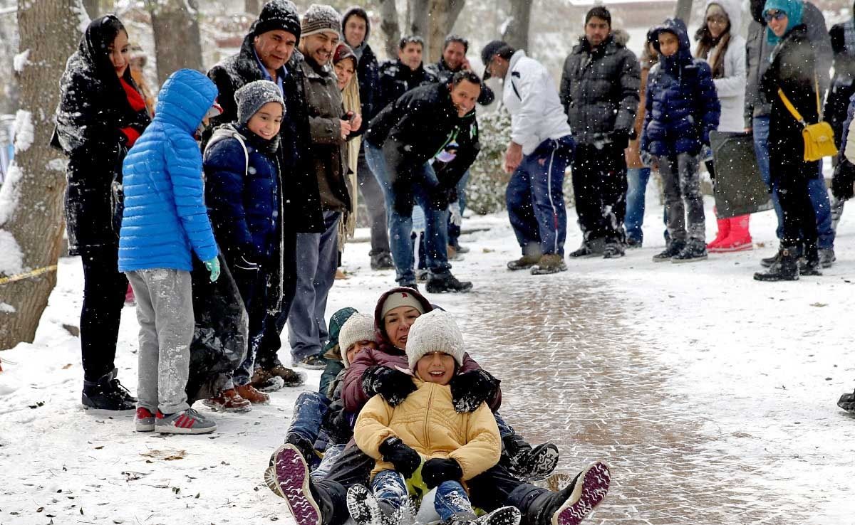 تصاویر برف بازی تهرانی‌ها در پارک قیطریه