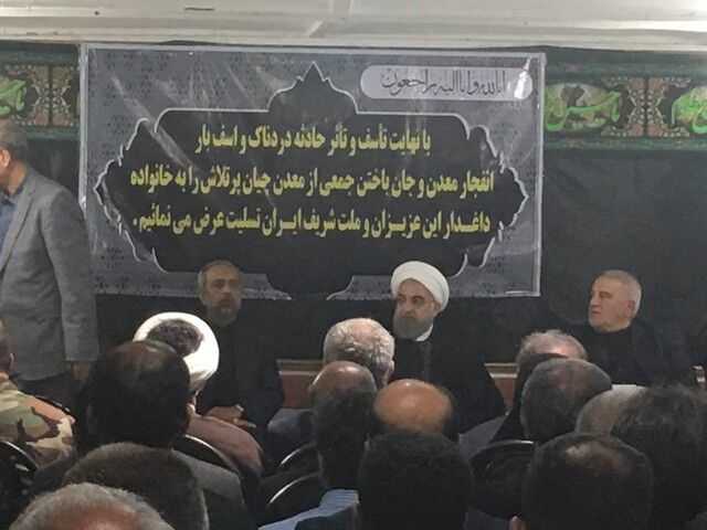 روحانی در جمع داغدیدگان حادثه معدن /عکس