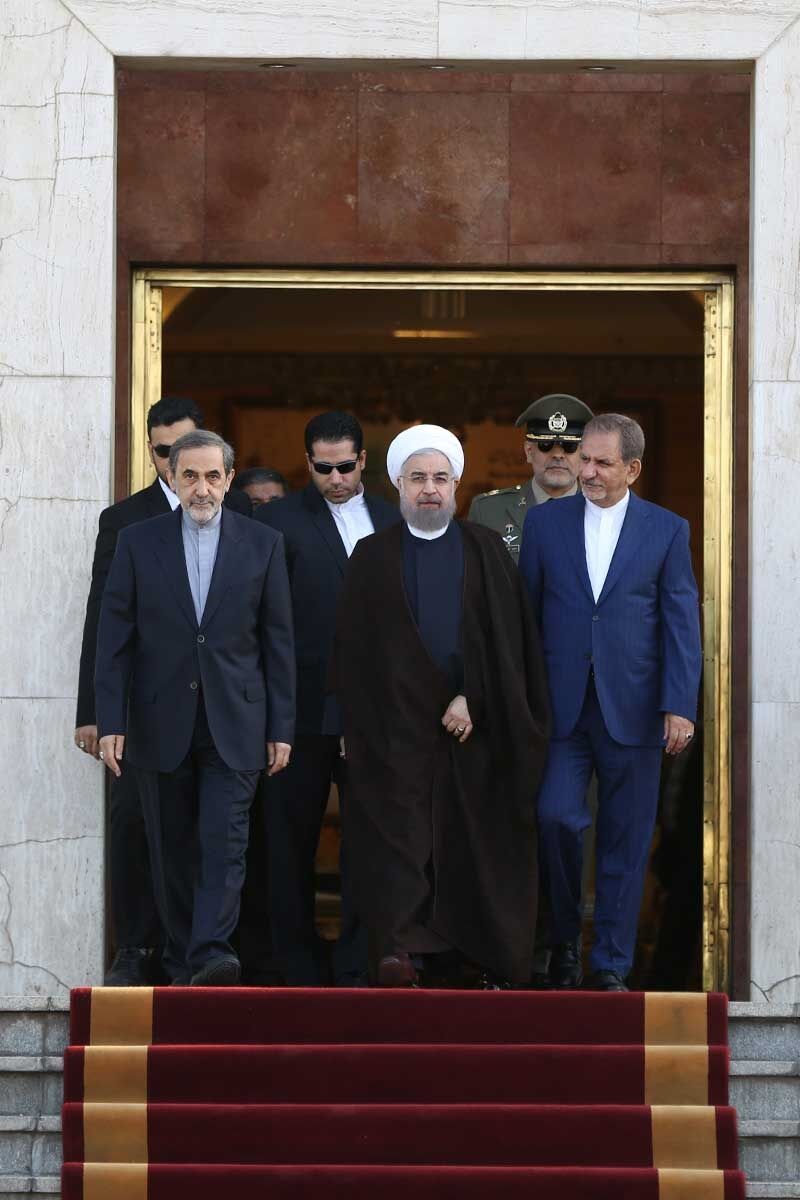 بدرقه روحانی در فرودگاه/تصاویر