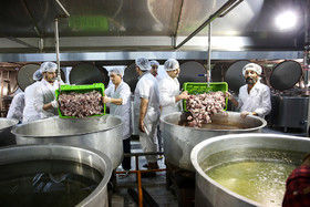 تصاویر آماده‌سازی غذای‌متبرک درحرم رضوی‎