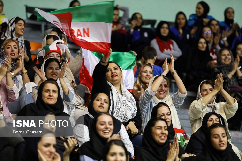 زنان تماشاگر والیبال درورزشگاه آزادی/تصاویر