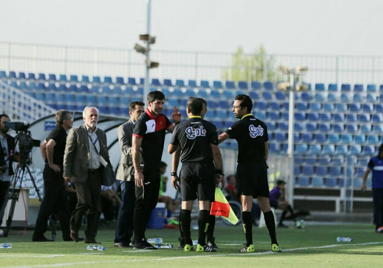 اخراج کریم باقری از روی نیمکت پرسپولیس/عکس
