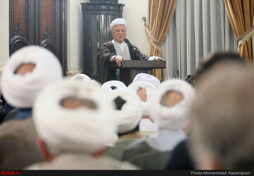 تصاویر دیدار علما با آیت‌الله‌هاشمی