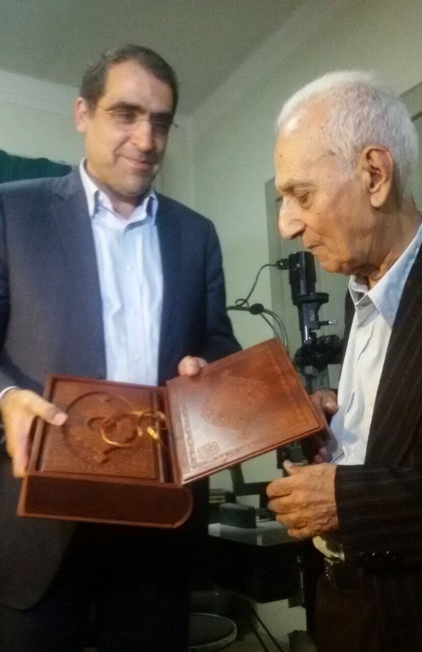 معاینه چشم وزیربهداشت /عکس