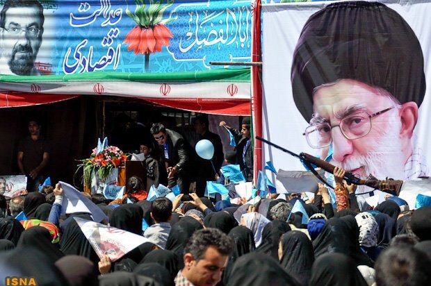 سلاح گرم در سخنرانی یک‌کاندیدا!/عکس