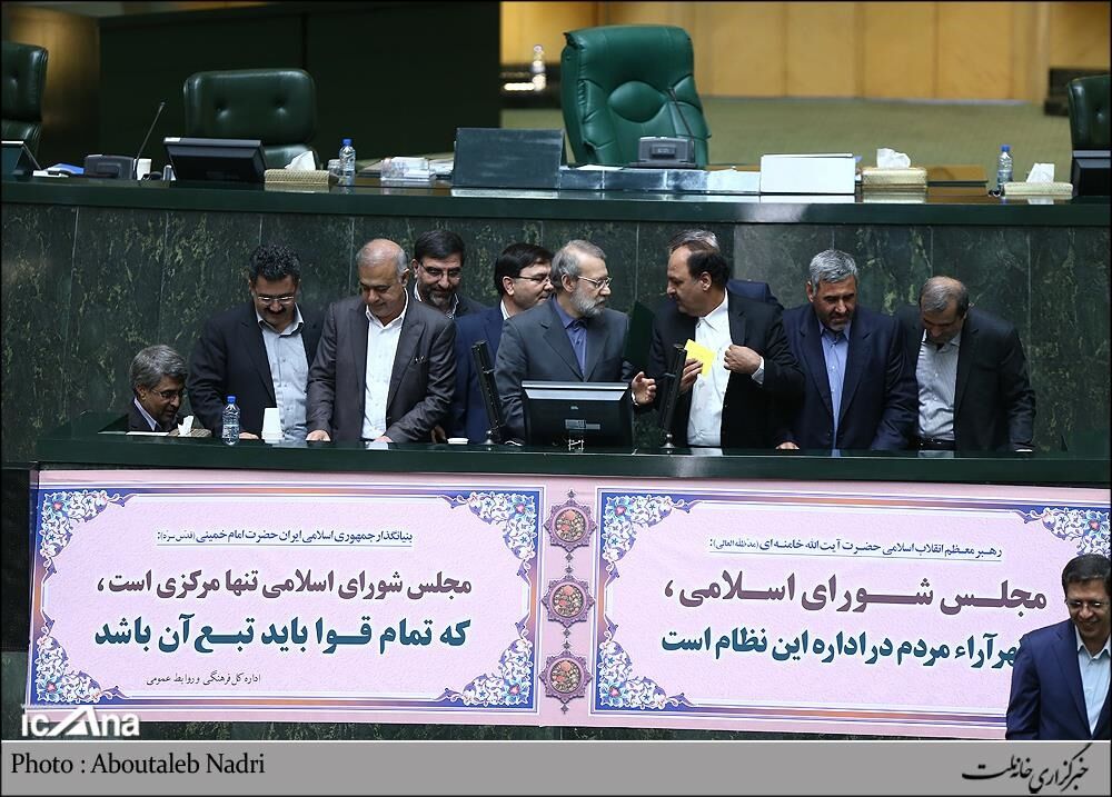 لاریجانی در میان حلقه تبریک نمایندگان