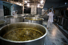 تصاویر آماده‌سازی غذای‌متبرک درحرم رضوی‎