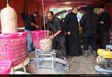 آماد سازی غذای زائرین اربعین در کربلا/تصاویر