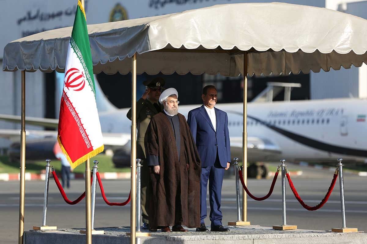 بدرقه روحانی در فرودگاه/تصاویر