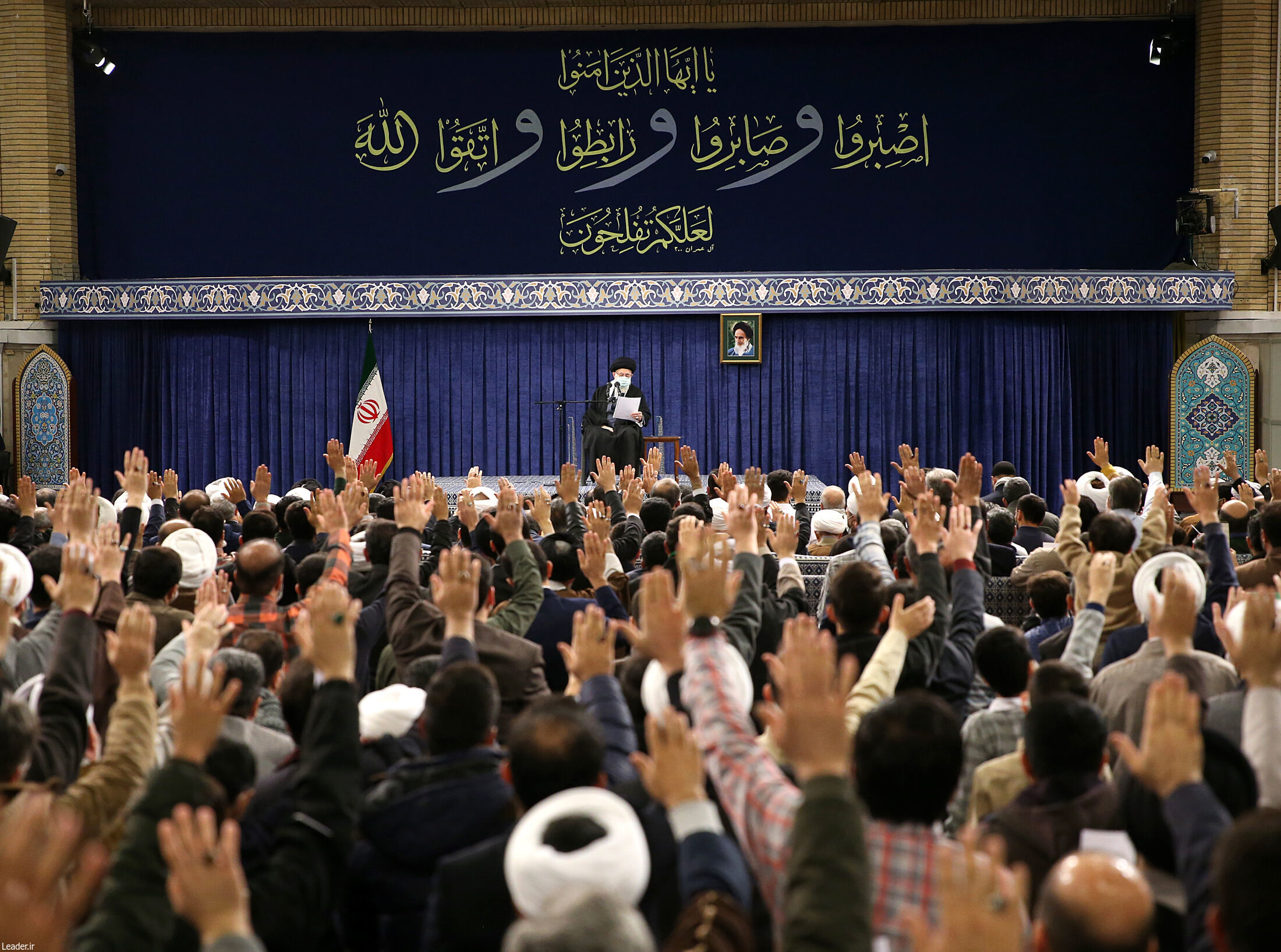 معنای آیه نصب شده در محل دیدار رهبر انقلاب با مردم قم